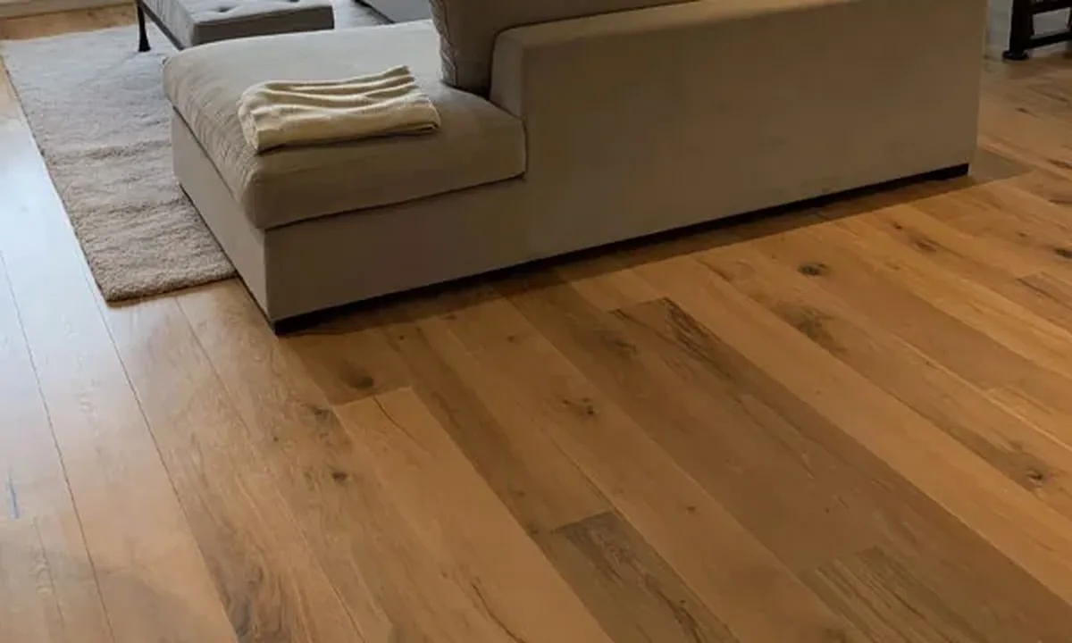 Eiken vloer met een natuurlijke, matte uitstraling in een woonkamer