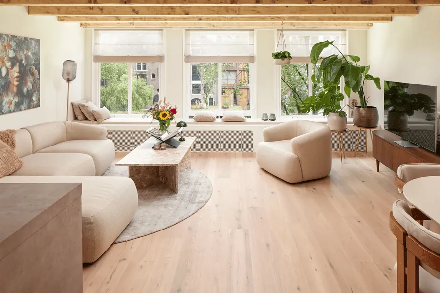 massieve eiken houten vloer, lichte kleur, in de woonkamer