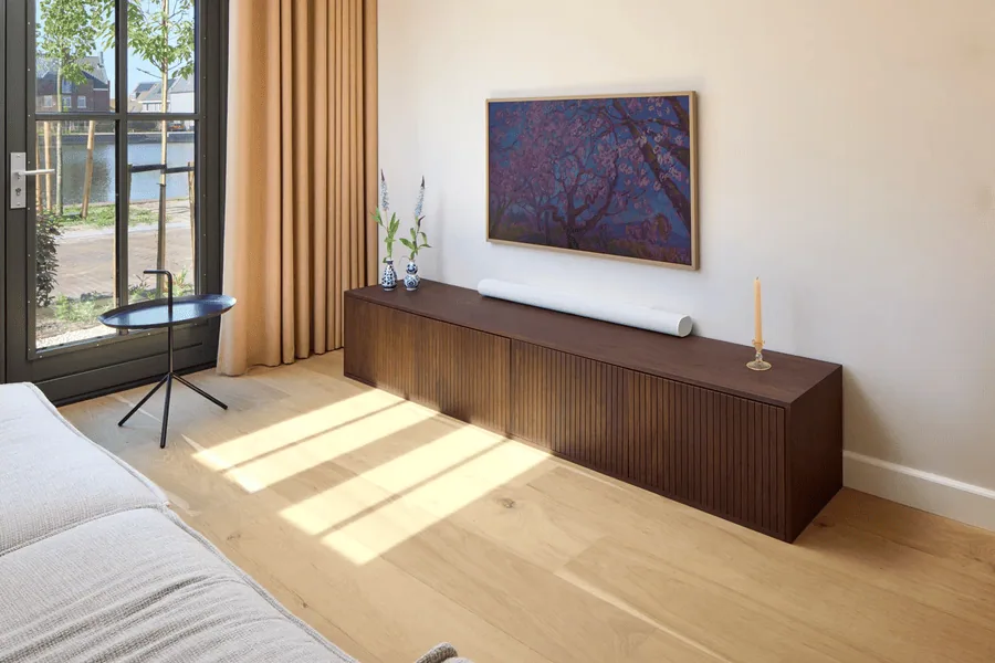lichte massieve eiken houten vloer in de woonkamer
