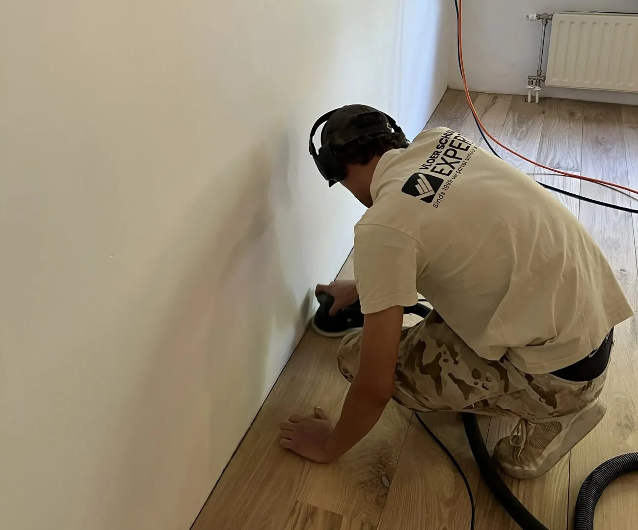 Een houten vloer verzorgd door Vloer Schuur Expert