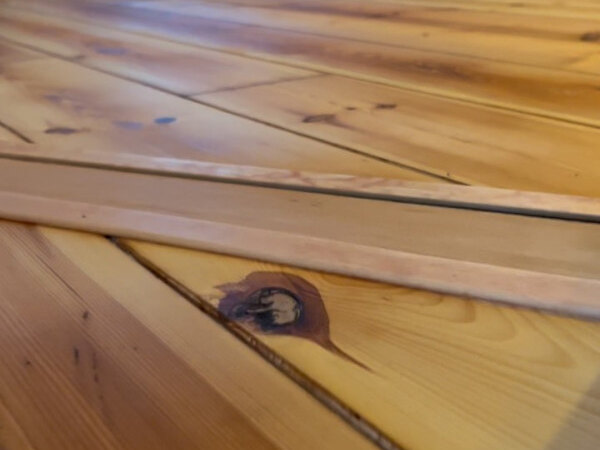professional is vloerverwarming ana het installeren onder een houten vloer
