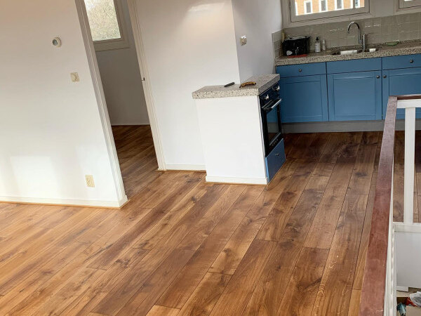 warme woonkamer met houten vloer met vloerverwarming