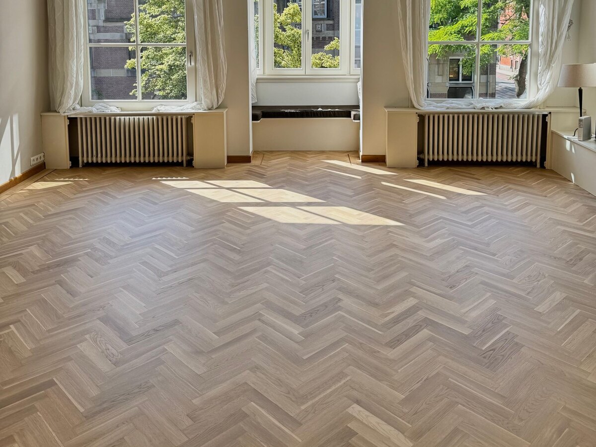 woonkamer met visgraatvloer