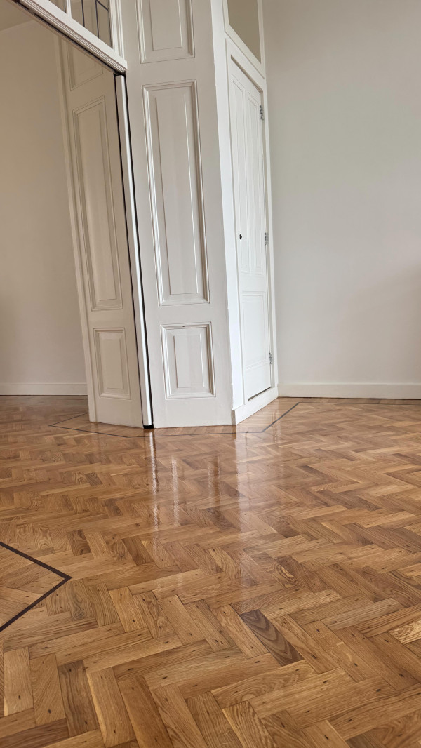 60-70 year old oak herringbone floor restored, oiled and finished in 2 coats of varnish with a satin clear coat for a light gleam (still wet on video). Oil and varnish from @rigoverfcentrum
