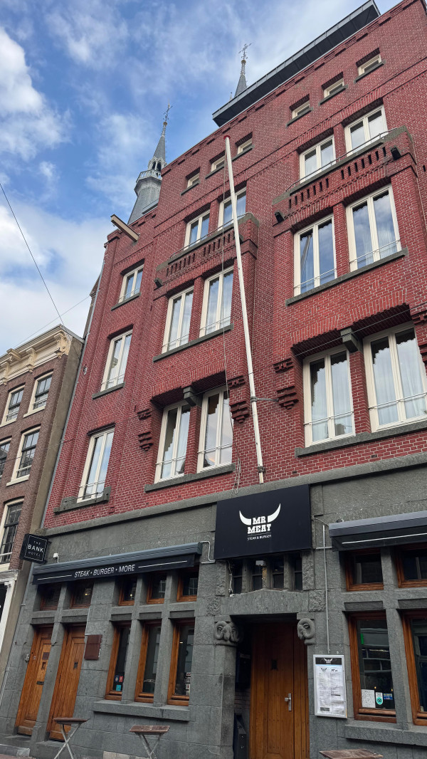 Wij hebben alle kamers van The Bank hotel in amsterdam mogen voorzien van volledig gerenoveerde vloeren! De massieve bamboo vloeren zijn erg sterk en duurzaam maar waren toe aan een nieuwe frisse beschermlaag. Wij hebben de techniek van @rigoverfcentrum SKYLT toegepast voor neutrale frisse look met een langdurige bescherming. Zeer blij met het resultaat ✨