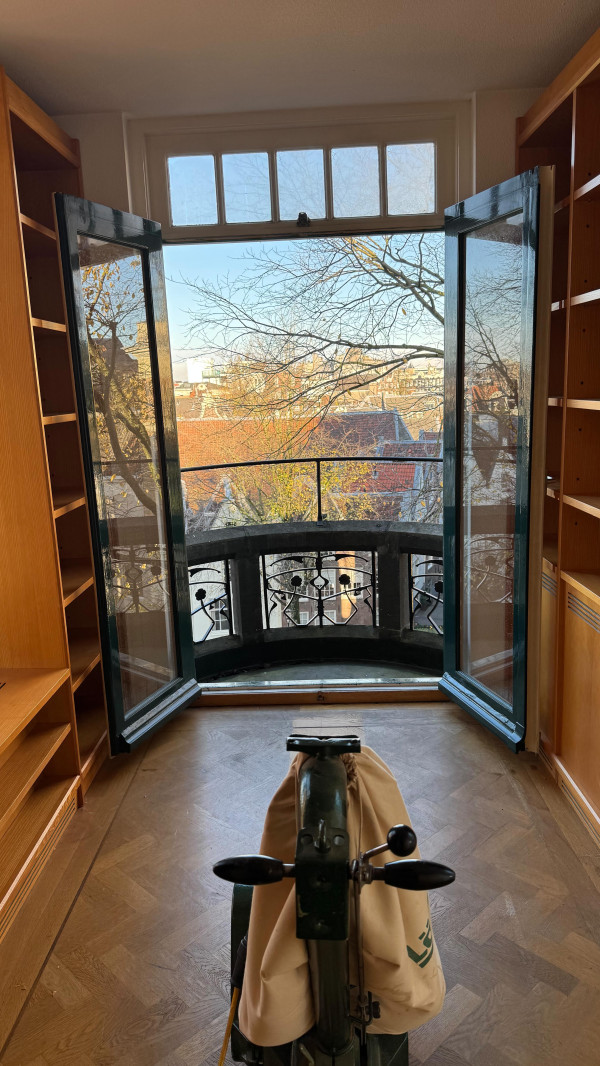 130 jaar oude penthouse in het centrum van Amsterdam had een volledige schuurbeurt nodig! Na een onverwachtse reparatie door een lekkage van buiten hebben wij de geschuurde Frans eiken visgraat vloer in de @rigoverfcentrum SKYLT gezet voor een neutrale uitstraling.