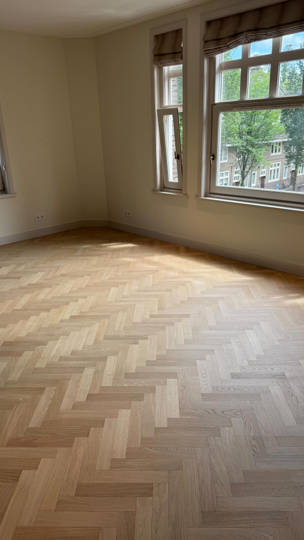 Complete transformatie! Dit prachtige huis in Amsterdam zuid ziet er na deze renovatie een stuk vrolijker uit met deze lichtere tint! We hebben de oude olie eraf geschuurd waarna we 3 lagen 2K matte neutrale lak van @rigoverfcentrum SKYLT hebben aangebracht met de Extra 2K als laatste laag voor een langdurige bescherming. (2/3 lagen op filmpje vertoond)