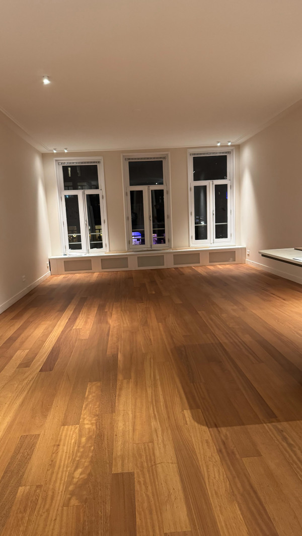 Kerstklusje op de grachten van Amsterdam 🎄 wij hebben deze kambala vloer na het schuren in 3 lagen matte neutrale lak gezet met 3 verschillende producten van @rigoverfcentrum om de juiste look te creëren, top vloer!