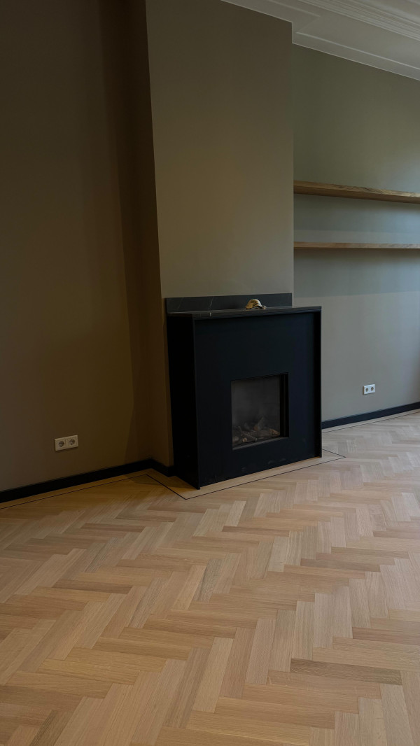Eiken visgraat vloer kaalgeschuurd en voorzien van 3 lagen matte neutrale lak van @rigoverfcentrum SKYLT voor een neutrale en sterke afwerking