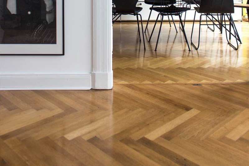 een eiken houten vloer die geschuurd en gelakt is