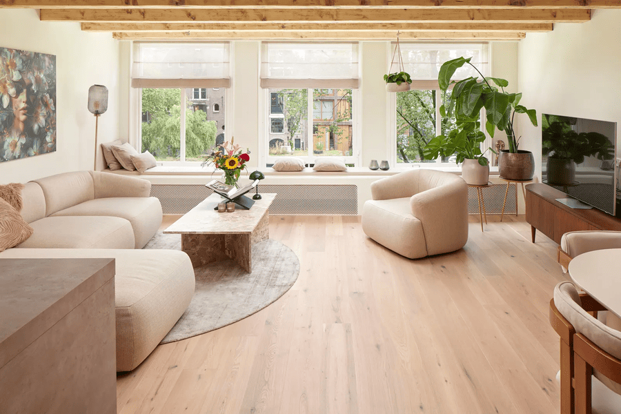 massieve eiken houten vloer, lichte kleur, in de woonkamer
