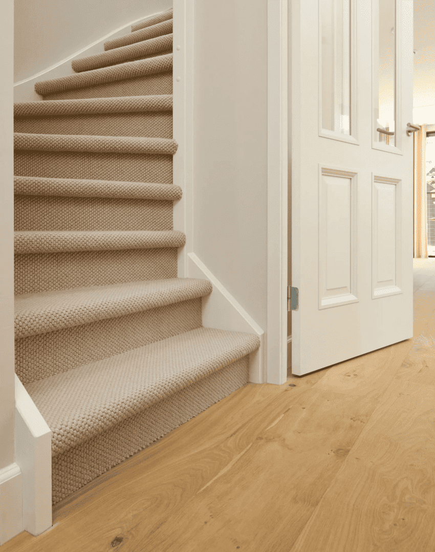 massieve eiken houten vloer naast trap
